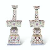 A PAIR OF CHINESE FAMILLE ROSE PORCELAIN ALTAR STICKS - Foto 2