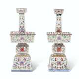 A PAIR OF CHINESE FAMILLE ROSE PORCELAIN ALTAR STICKS - photo 3