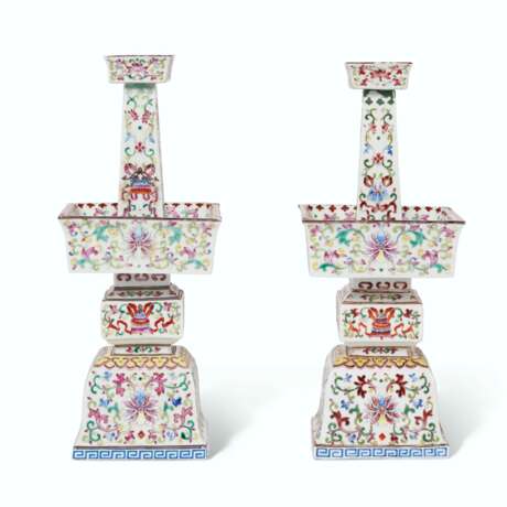 A PAIR OF CHINESE FAMILLE ROSE PORCELAIN ALTAR STICKS - Foto 4