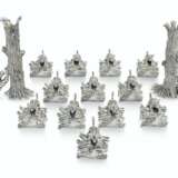 A SET OF TWELVE SILVER AND NIELLO FIGURAL NAPKIN RINGS AND A PAIR OF MATCHING CANDLESTICKS - Foto 3