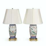 A PAIR OF ORMOLU-MOUNTED JAPANESE PORCELAIN VASES, MOUNTED AS LAMPS - Foto 4