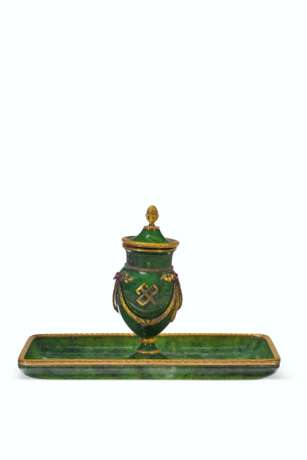 A RUSSIAN VARI-COLOR GOLD-MOUNTED SPINACH JADE INKSTAND - фото 1