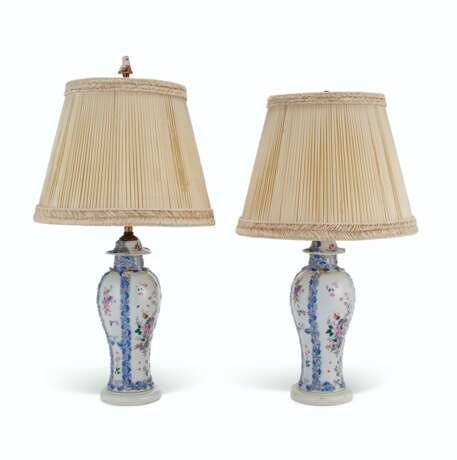 A PAIR OF CHINESE EXPORT FAMILLE ROSE PORCELAIN BALUSTER VASES AND COVERS, MOUNTED AS LAMPS - Foto 2