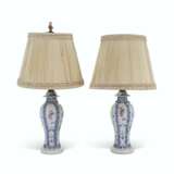 A PAIR OF CHINESE EXPORT FAMILLE ROSE PORCELAIN BALUSTER VASES AND COVERS, MOUNTED AS LAMPS - Foto 3