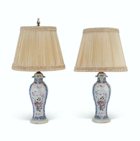 A PAIR OF CHINESE EXPORT FAMILLE ROSE PORCELAIN BALUSTER VASES AND COVERS, MOUNTED AS LAMPS - Foto 4