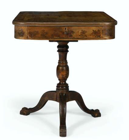 A CHINESE EXPORT BLACK, GILT AND POLYCHROME LACQUER TABLE - Foto 2