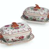 A PAIR OF CHINESE EXPORT FAMILLE ROSE PORCELAIN SAUCE TUREENS, COVERS AND STANDS - Foto 1