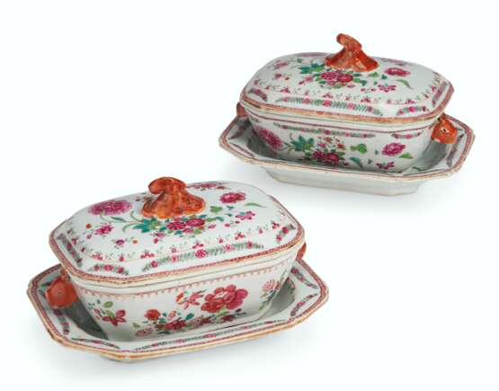 A PAIR OF CHINESE EXPORT FAMILLE ROSE PORCELAIN SAUCE TUREENS, COVERS AND STANDS - фото 1