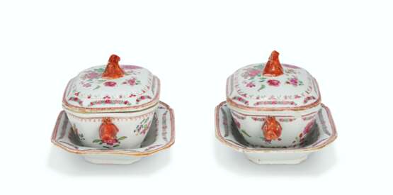 A PAIR OF CHINESE EXPORT FAMILLE ROSE PORCELAIN SAUCE TUREENS, COVERS AND STANDS - фото 3