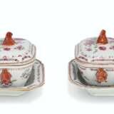 A PAIR OF CHINESE EXPORT FAMILLE ROSE PORCELAIN SAUCE TUREENS, COVERS AND STANDS - photo 3