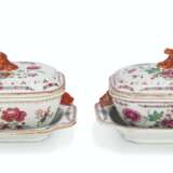 A PAIR OF CHINESE EXPORT FAMILLE ROSE PORCELAIN SAUCE TUREENS, COVERS AND STANDS - Foto 4