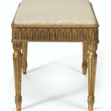 A LATE GEORGE III GILTWOOD AND GILT-COMPOSITION STOOL - Foto 4