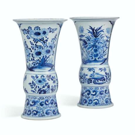 A PAIR OF SAMSON DUTCH DELFT STYLE BLUE AND WHITE BEAKER VASES - фото 1