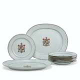 A SET OF EIGHT CHINESE EXPORT PORCELAIN ARMORIAL DINNER PLATES AND TWO OVAL PLATTERS - фото 1