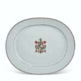 A SET OF EIGHT CHINESE EXPORT PORCELAIN ARMORIAL DINNER PLATES AND TWO OVAL PLATTERS - фото 3