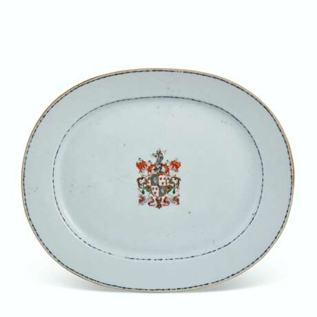 A SET OF EIGHT CHINESE EXPORT PORCELAIN ARMORIAL DINNER PLATES AND TWO OVAL PLATTERS - Foto 3