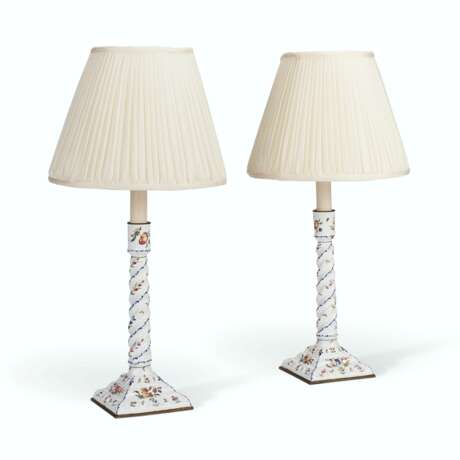 A PAIR OF METAL-MOUNTED STAFFORDSHIRE ENAMEL CANDLESTICKS, NOW MOUNTED AS LAMPS - фото 1