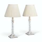 A PAIR OF METAL-MOUNTED STAFFORDSHIRE ENAMEL CANDLESTICKS, NOW MOUNTED AS LAMPS - Foto 1