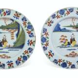 A PAIR OF BRISTOL DELFT POLYCHROME CHINOISERIE CHARGERS - Foto 1