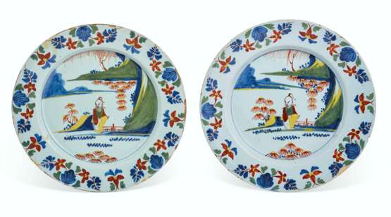 A PAIR OF BRISTOL DELFT POLYCHROME CHINOISERIE CHARGERS - фото 1