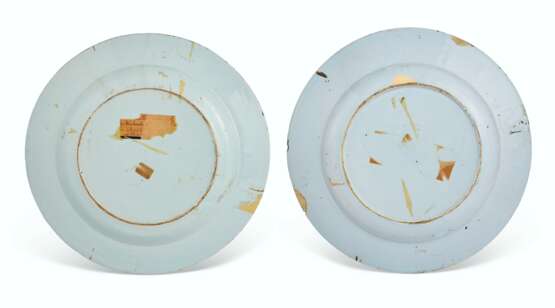 A PAIR OF BRISTOL DELFT POLYCHROME CHINOISERIE CHARGERS - Foto 2