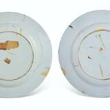 A PAIR OF BRISTOL DELFT POLYCHROME CHINOISERIE CHARGERS - Foto 2