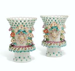 A PAIR OF CHELSEA-DERBY PORCELAIN &#39;FRILL&#39; VASES