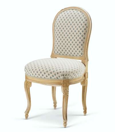 A PAIR OF FRENCH WHITE-PAINTED CHAISES - Foto 2