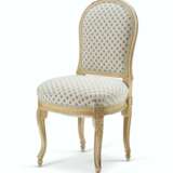 A PAIR OF FRENCH WHITE-PAINTED CHAISES - Foto 2