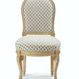 A PAIR OF FRENCH WHITE-PAINTED CHAISES - Foto 3
