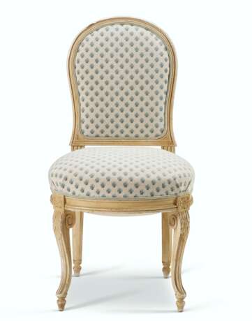 A PAIR OF FRENCH WHITE-PAINTED CHAISES - photo 3