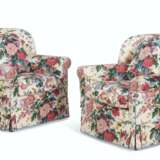 A PAIR OF UPHOLSTERED CLUB CHAIRS - Foto 1