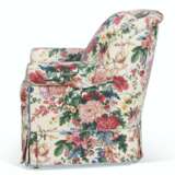 A PAIR OF UPHOLSTERED CLUB CHAIRS - Foto 2