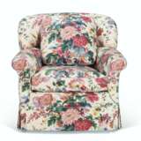 A PAIR OF UPHOLSTERED CLUB CHAIRS - Foto 4