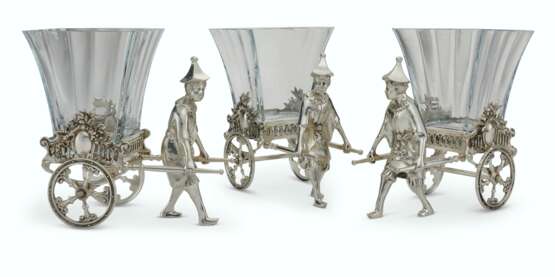 A SET OF THREE CHINOISERIE SILVER-PLATED AND TROLLEY FORM VASES - Foto 1