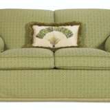 AN UPHOLSTERED TWO SEAT SOFA - Foto 1