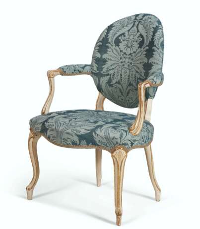 A GEORGE III WHITE-PAINTED AND PARCEL-GILT ARMCHAIR - фото 2