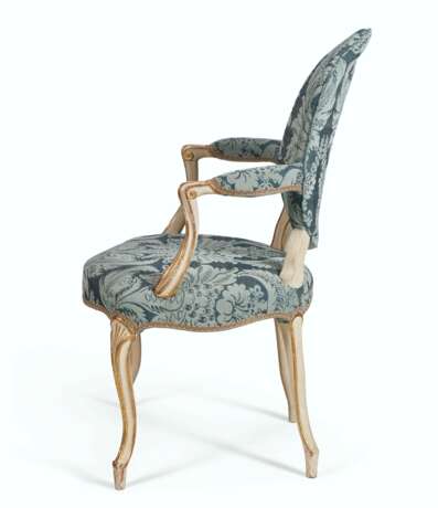 A GEORGE III WHITE-PAINTED AND PARCEL-GILT ARMCHAIR - Foto 3