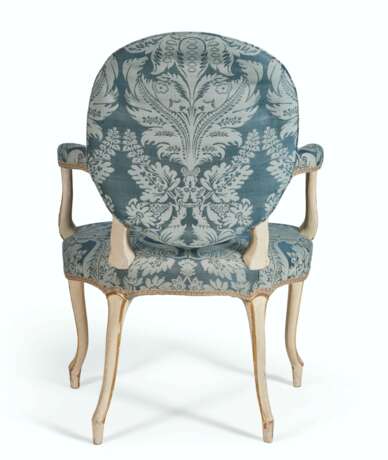 A GEORGE III WHITE-PAINTED AND PARCEL-GILT ARMCHAIR - Foto 4
