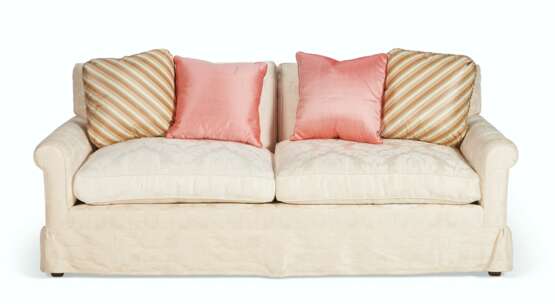AN UPHOLSTERED TWO-SEAT SOFA - Foto 1