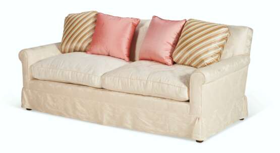 AN UPHOLSTERED TWO-SEAT SOFA - Foto 4