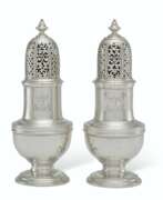 Pfefferstreuer. A PAIR OF GEORGE II SILVER CASTERS