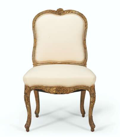 A LOUIS XV GREEN-PAINTED AND PARCEL-GILT CHAISE - фото 1