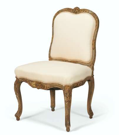 A LOUIS XV GREEN-PAINTED AND PARCEL-GILT CHAISE - Foto 4