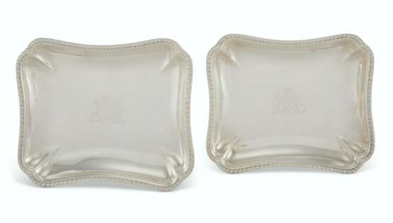 Heming, Thomas. A PAIR OF GEORGE III SILVER ENTR&#201;E DISHES - фото 1