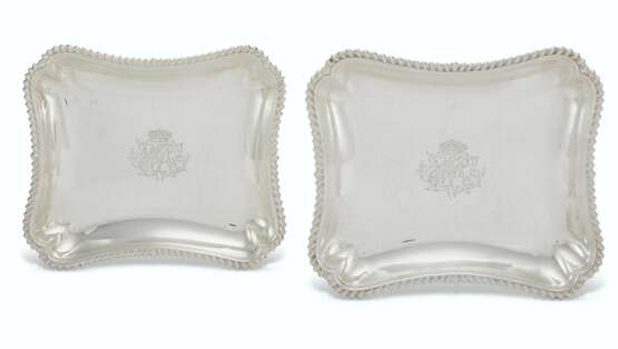 Kandler, Charles Frederick. A PAIR OF GEORGE II SILVER ENTR&#201;E DISHES - photo 1
