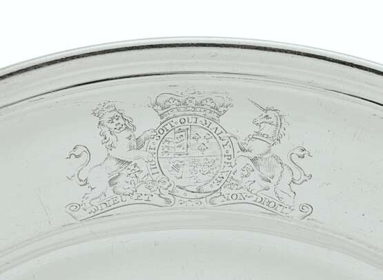 A SET OF EIGHTEEN ROYAL GEORGE I SILVER DINNER PLATES - photo 2