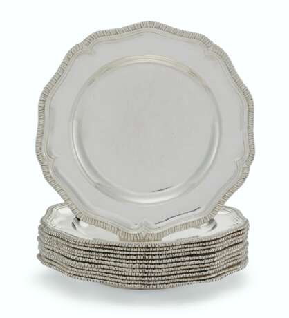 A SET OF TEN GEORGE II SILVER DINNER PLATES AND TWO MATCHING SOUP PLATES - фото 1