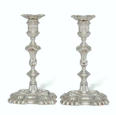 A PAIR OF GEORGE II SILVER CANDLESTICKS - фото 1