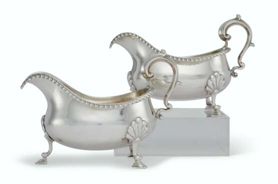 Hennell, Samuel. A PAIR OF GEORGE IV SILVER SAUCE BOATS - фото 1